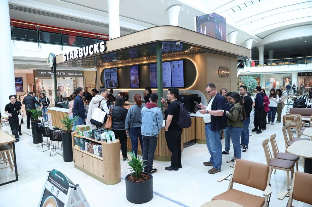 La sirena de Starbucks llega a La Morea con regalos y solidaridad con el comedor París 365 5 La sirena de Starbucks llega a La Morea con regalos y solidaridad con el comedor París 365